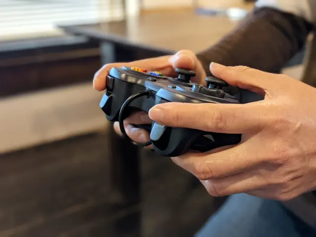 ゲームのコントローラーを持つ人