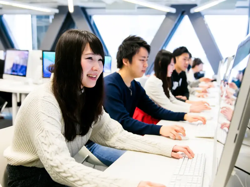 PCを操作する学生