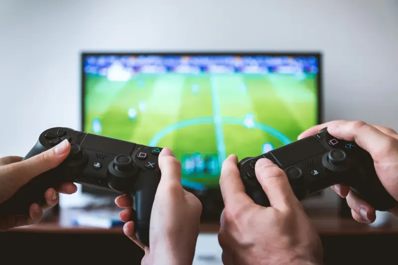 ゲームをする2人