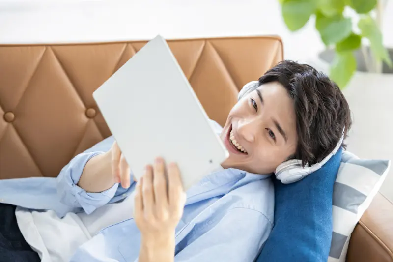 タブレットを見る男性