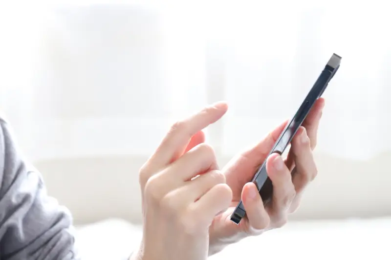 スマートフォンを持つ人