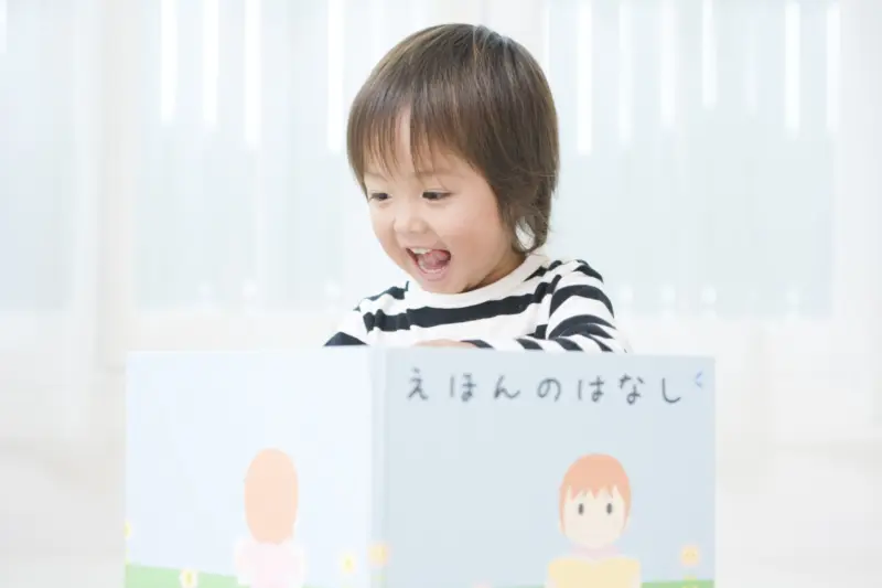 絵本を読む幼児