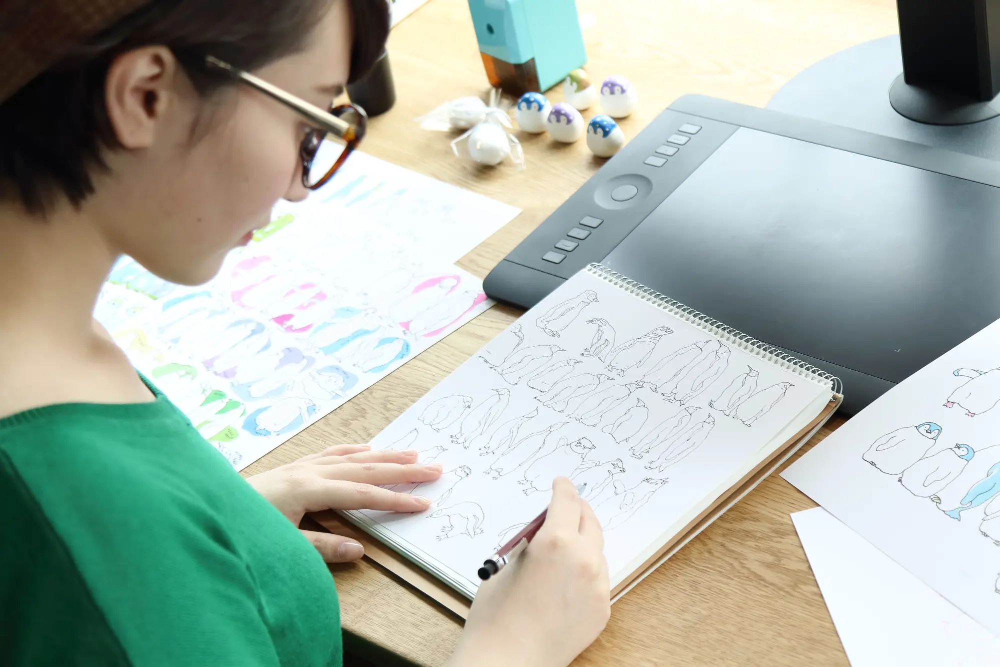 イラストを描く女性