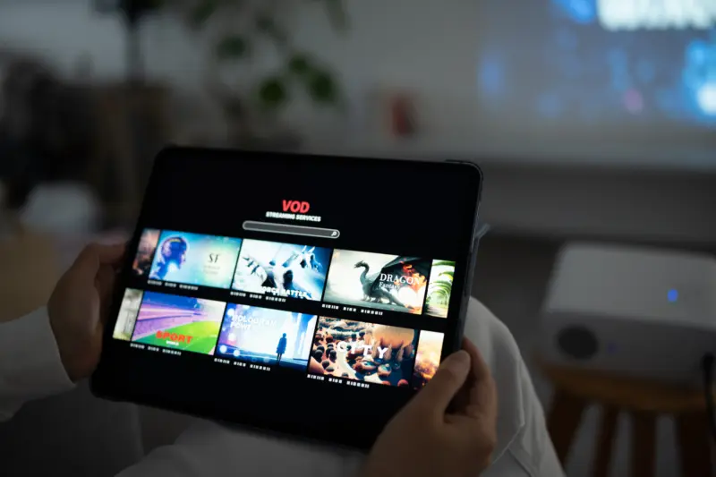 タブレットでVODを見ている