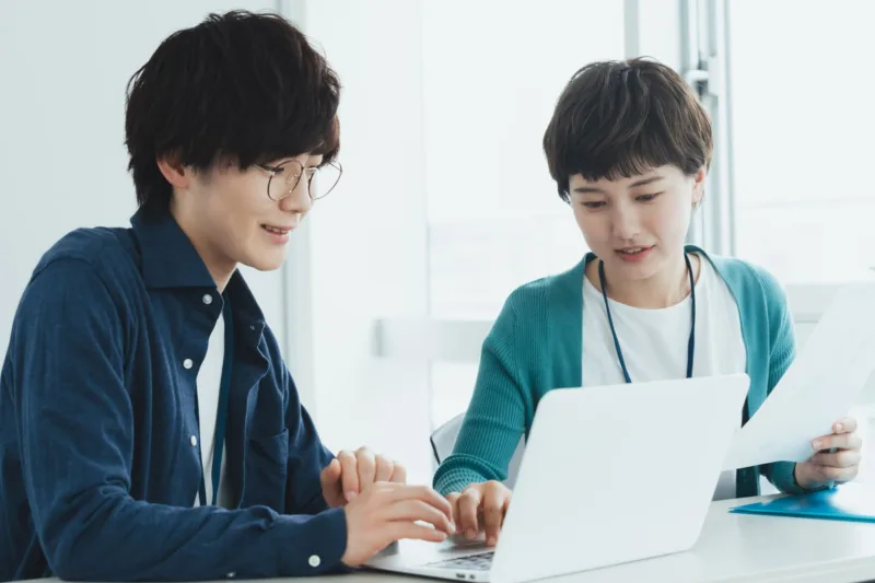 パソコンを見る専門学生