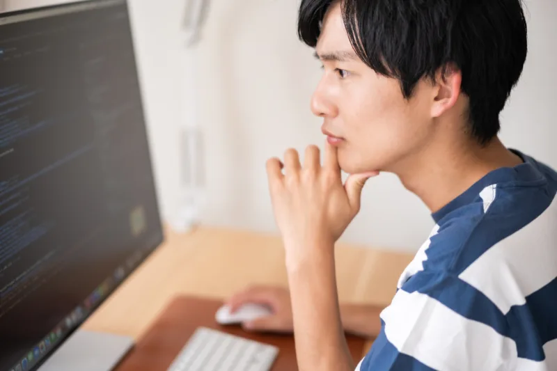 プログラミングをする男性