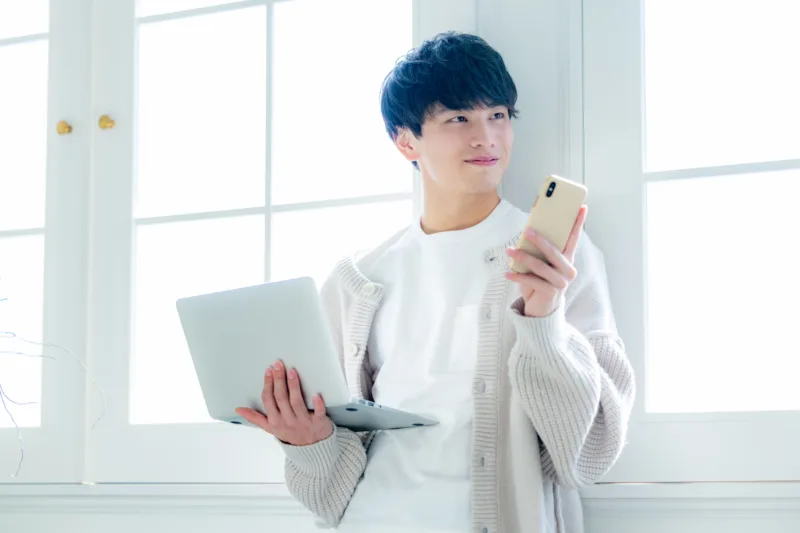 窓際にいる男性