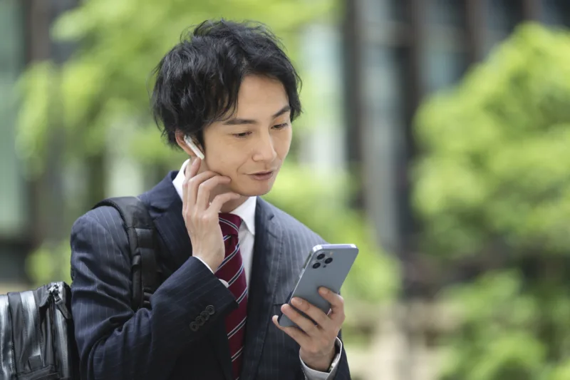 スマホを見る男性